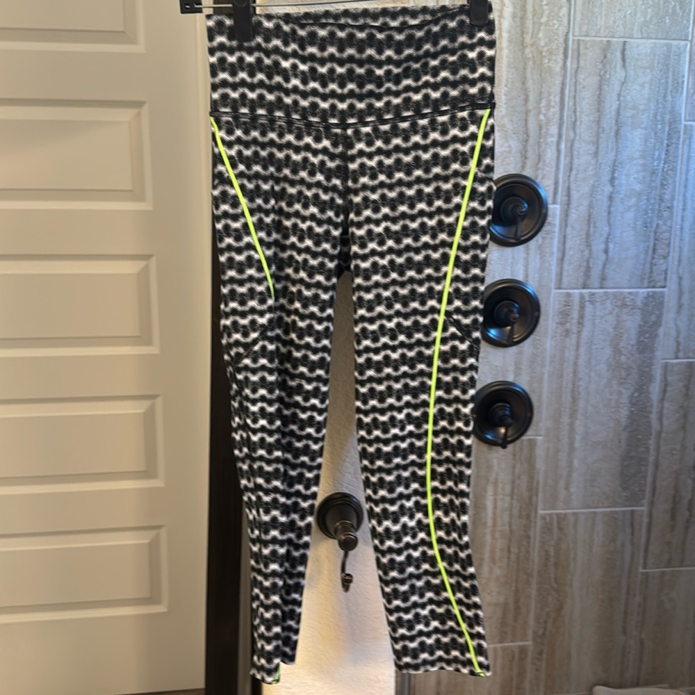 Lululemon Chase Me Crop Seawheeze - DITW / Zippy Green Size 4